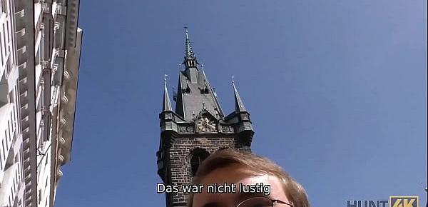 HUNT4K. Nerdy Cuckold beobachtet gehorsam den Sex von Freundinnen mit Fremden
